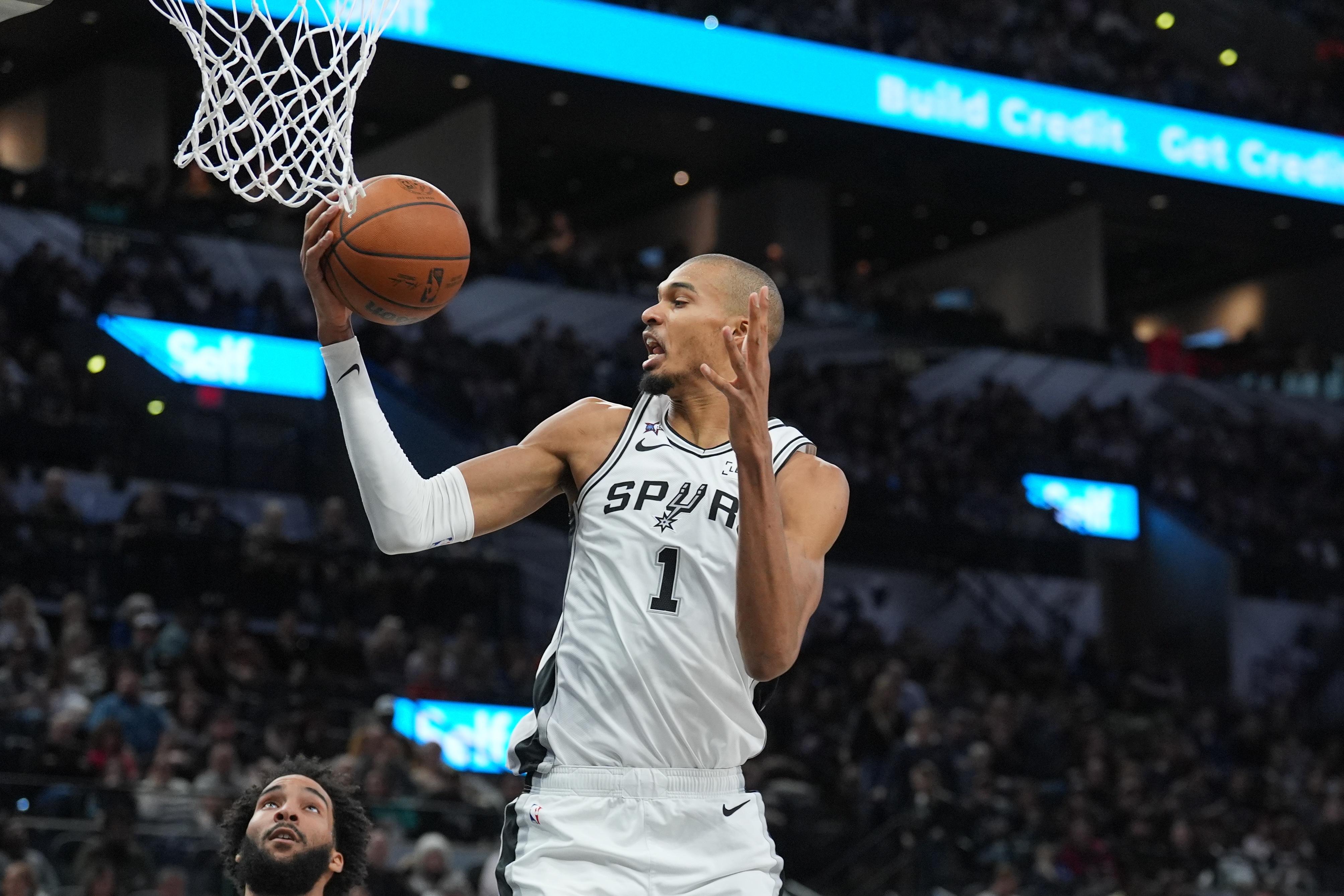 最后时刻铁血补扣！文班三分7投全失&amp;下半场10连铁 仅14分10板0帽